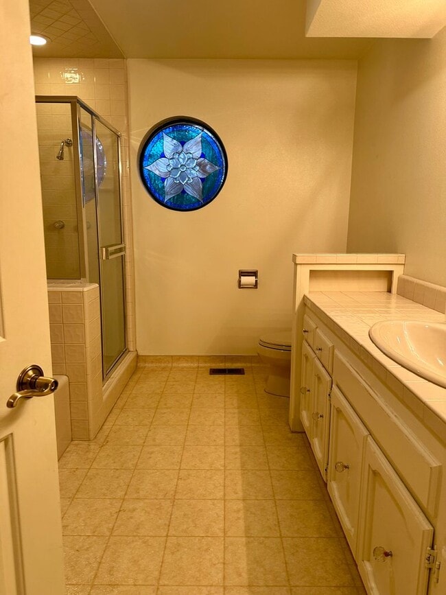 Building Photo - Available now, Executive 4 bdrm home with pool & hot tub!