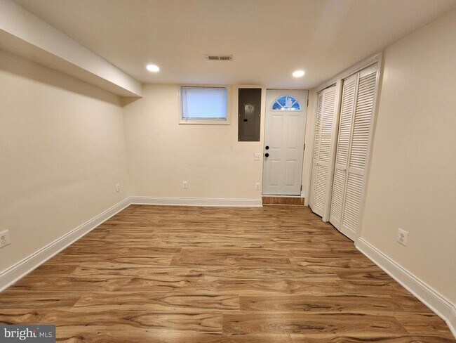 Building Photo - 1964 Guy Way