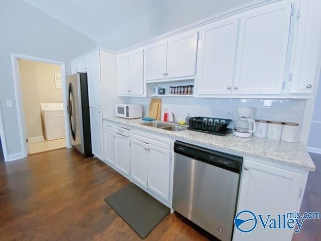 Building Photo - 12005 Greenleaf Dr SE