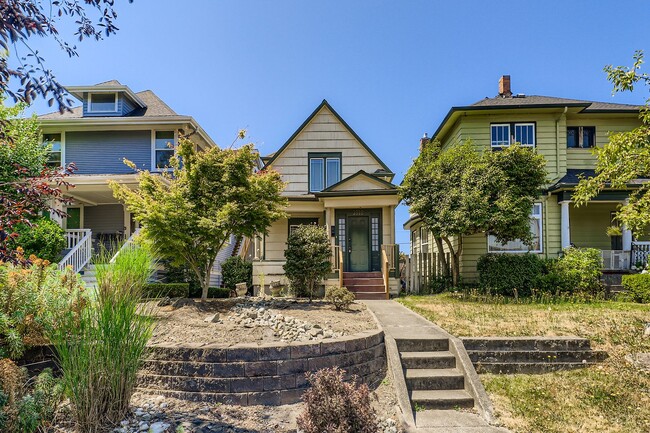 Building Photo - Breathtaking Renovation! Oversized 2 Bed 1...