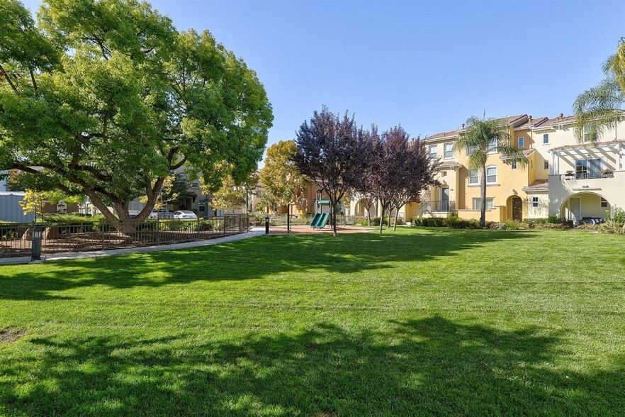 Building Photo - 1793 Hillebrant Plz