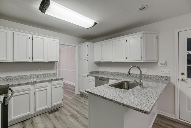 Building Photo - 6655 Lake Run Dr