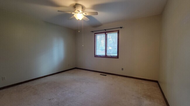 Building Photo - 1041 Carousel Ln