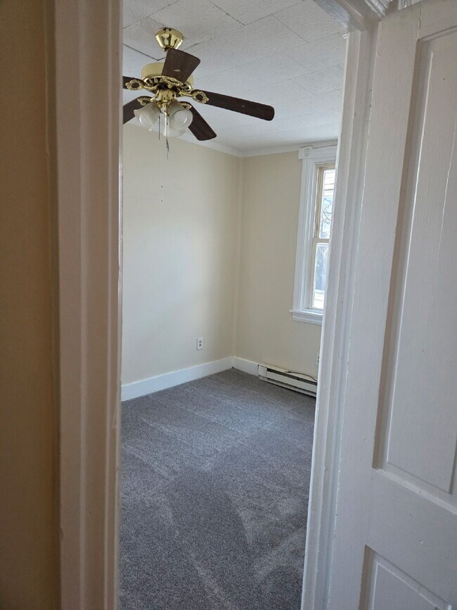 Building Photo - "Charming 3-Bed Sanctuary in Lebanon – Your Cozy Haven Awaits!"