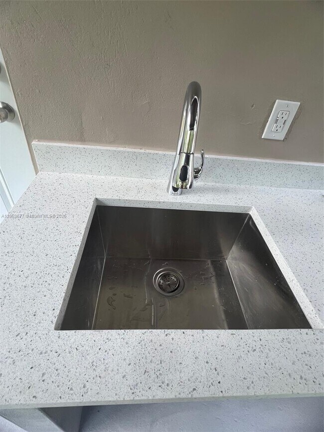 Building Photo - 5004 SW 140th Ct