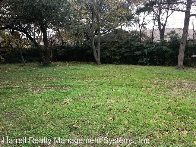 Building Photo - 2 br, 2 bath House - 13001 Woodway Dr.