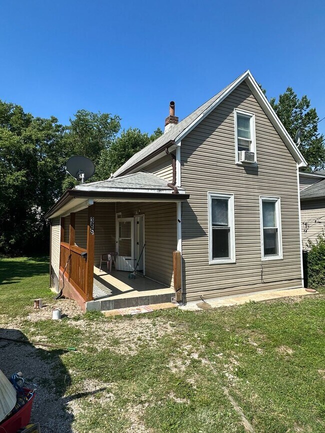 Building Photo - Lovely 2 Bedroom Home