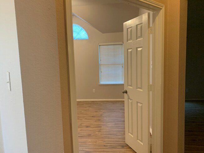 Building Photo - 2031 Trail Gln