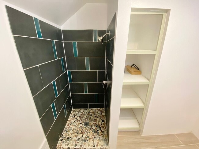 Building Photo - 1 Bedroom Apartment in South Burlington VT...