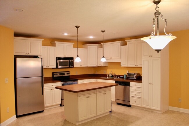 Building Photo - Large Townhome with a garage for rent! Lar...