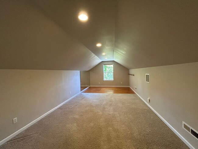 Building Photo - Well Maintained 3 Bedroom / 2 Bathroom Hom...