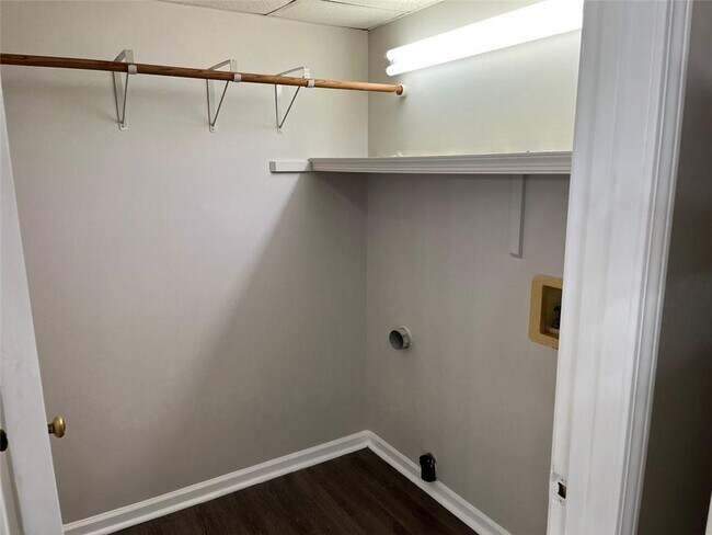 Building Photo - 326 Leafmore Rd SW