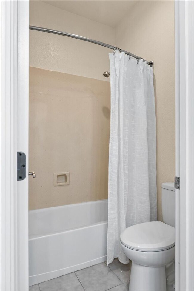 Building Photo - Elegant & Spacious 4 Bedroom Home Near Fol...