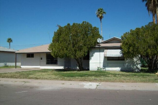 Primary Photo - Spacious 5 Bedroom Tempe Home with Bonus Living Areas
