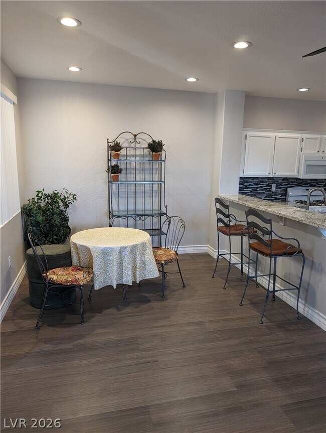 Building Photo - 1830 N Buffalo Dr