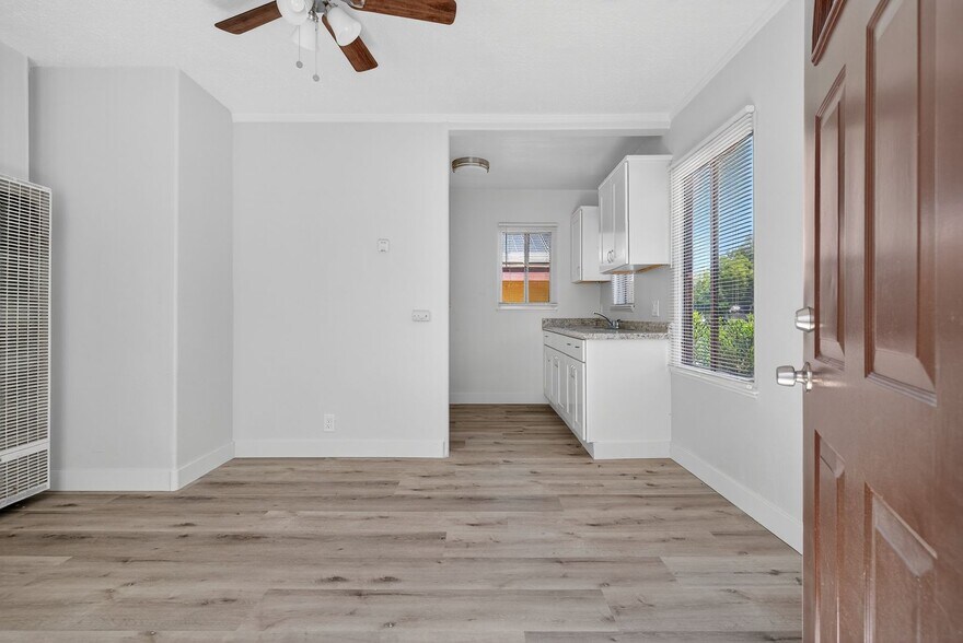 Primary Photo - 2652 E 15th St