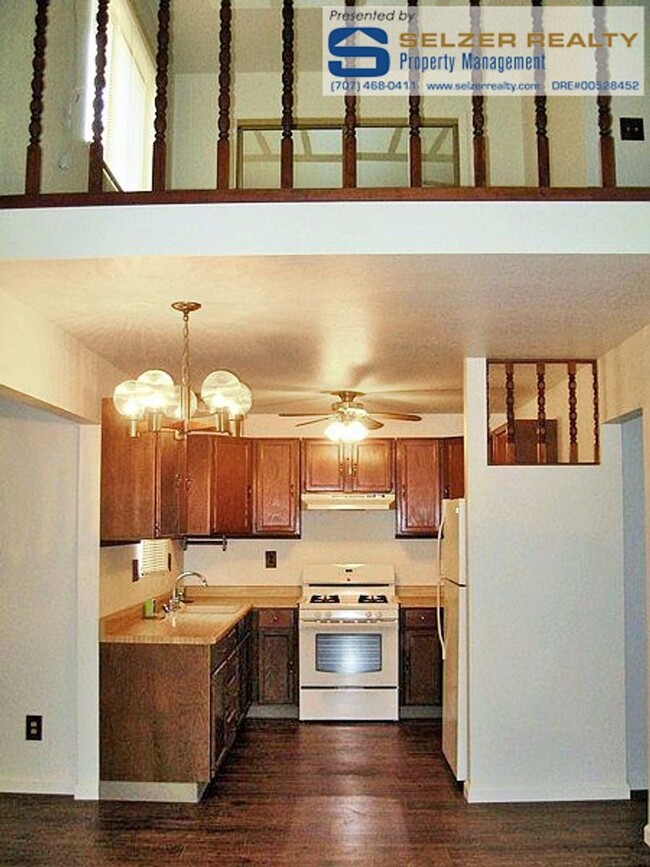 Building Photo - Charming 2-story 2 bedroom home w/ bonus l...