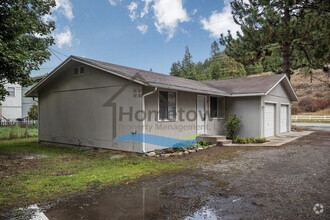 Building Photo - 2 Bedroom 1 Bath Available in Coeur d'Alene!