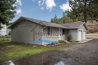 Building Photo - 2 Bedroom 1 Bath Available in Coeur d'Alene!