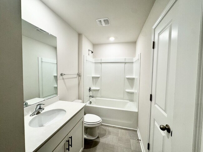 Building Photo - Seneca townhome - Price Just Reduced!