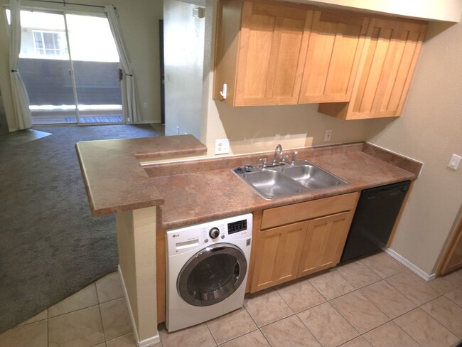 Building Photo - Westside Arbors Condo 2bd, 2ba - Students ...