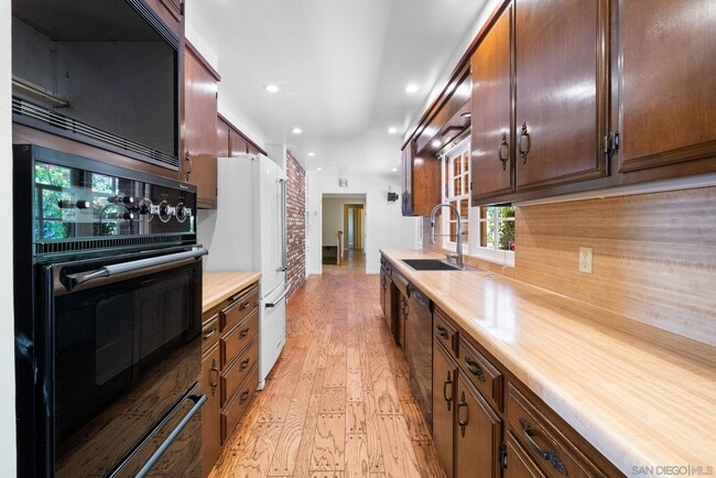 Building Photo - 7330 Brodiaea Way