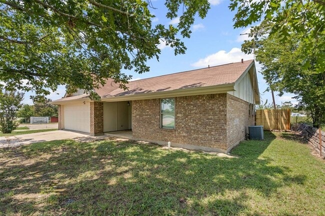 Building Photo - Charming 3-bedroom 2 bath Home Located in Cleburne.