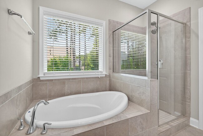 Building Photo - “5-Bedroom Home with Bonus Room & Resort-S...