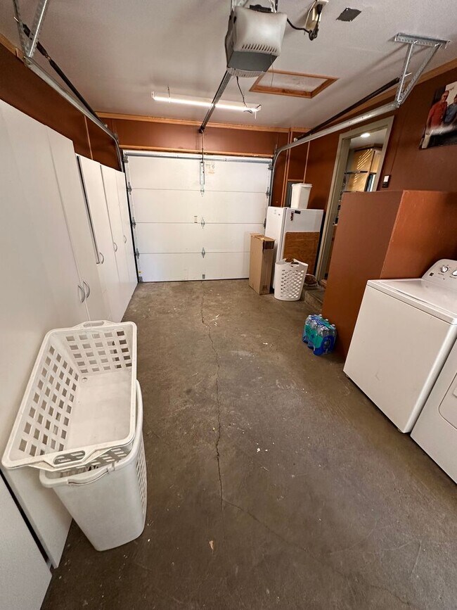 Building Photo - Cozy & Convenient 2-Bedroom Home with Larg...