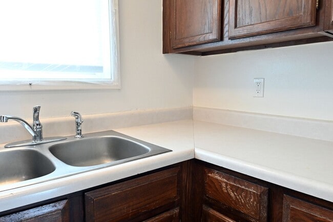 Building Photo - 2 bed 1 Bath townhouse