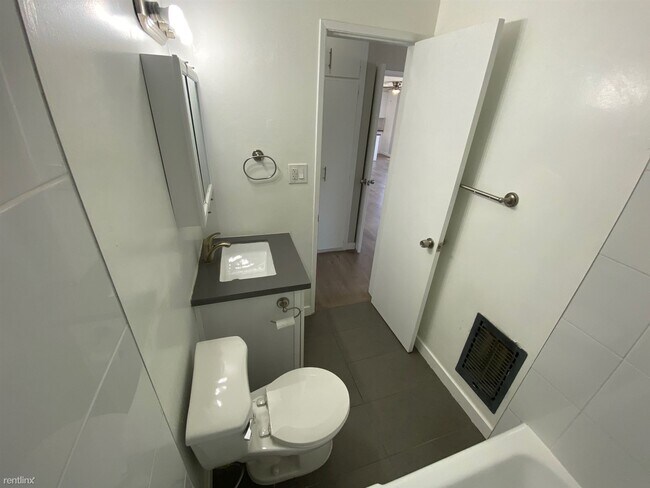 Building Photo - 1208 S Norton Ave