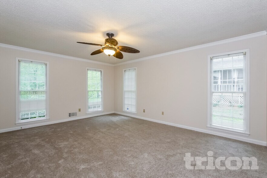 Building Photo - 321 Stratford Dr