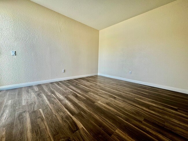 Building Photo - AVAILABLE NOW! Recently Renovated 2 Bed / ...