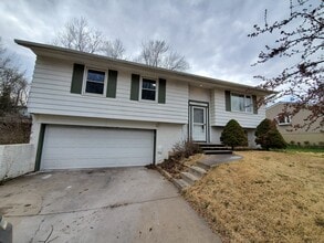 Building Photo - 9060 Oakwood Dr