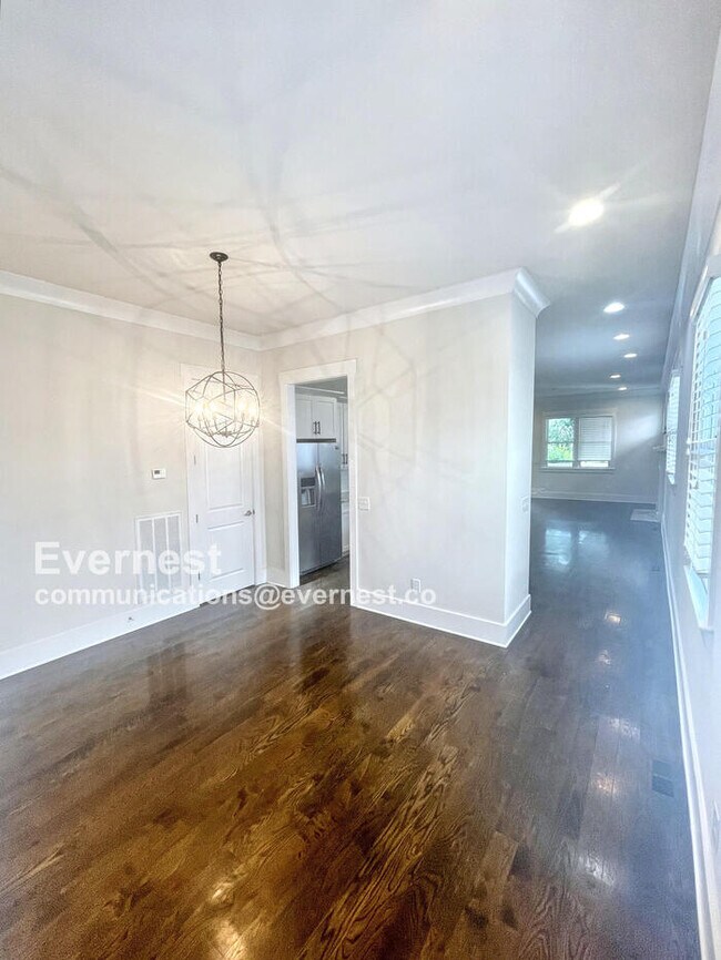 Building Photo - Spacious Town Home with Fenced Yard and Ample Parking