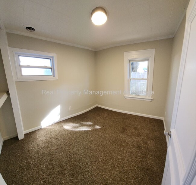 Building Photo - Spacious, Renovated and Close to Ferndale!