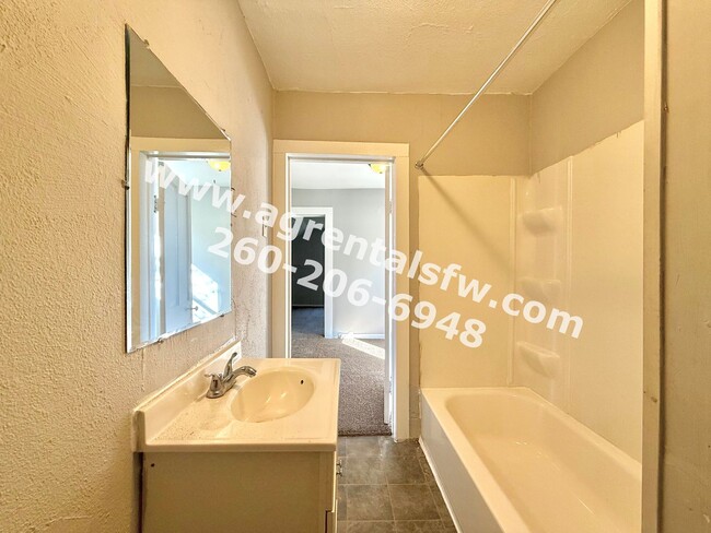 Building Photo - 4 Bedroom House