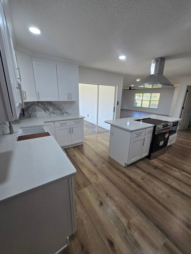 Building Photo - 383 Floral Dr