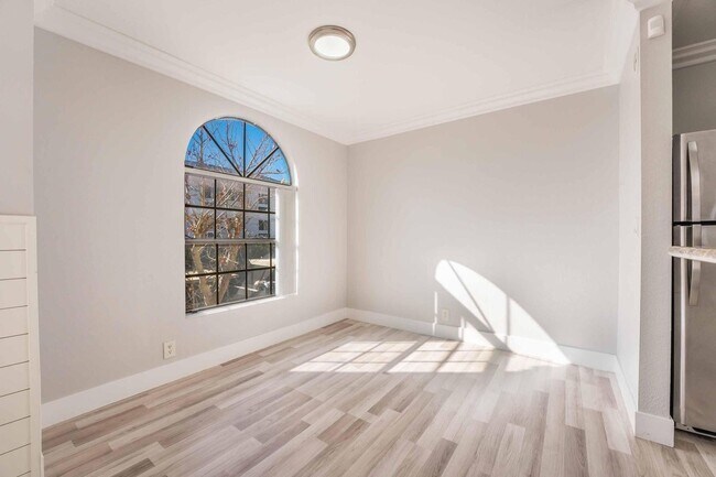 Building Photo - Beautiful 2 bed, 2 bath condo ready to mov...