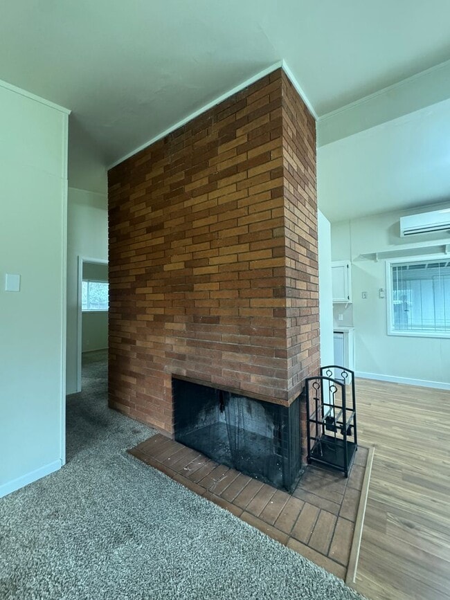 Building Photo - (HAR2) 2 Bedroom, 1 Bath Single Family Home