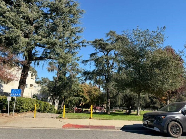 Building Photo - 330 N Chapel Ave