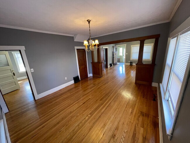 Building Photo - Bright and spacious 1 bedroom apartment