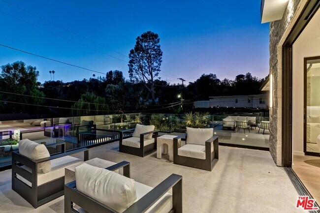 Building Photo - 16879 Mooncrest Dr