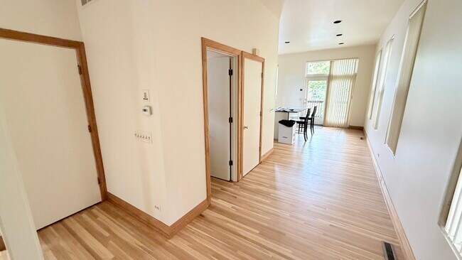 Building Photo - 534 W Dickens Ave