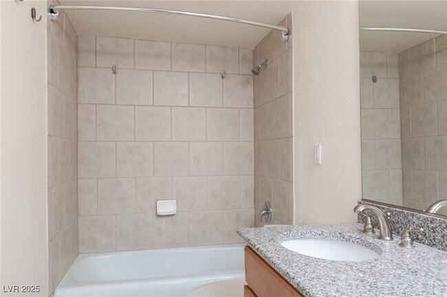 Building Photo - 753 Oakmont Ave