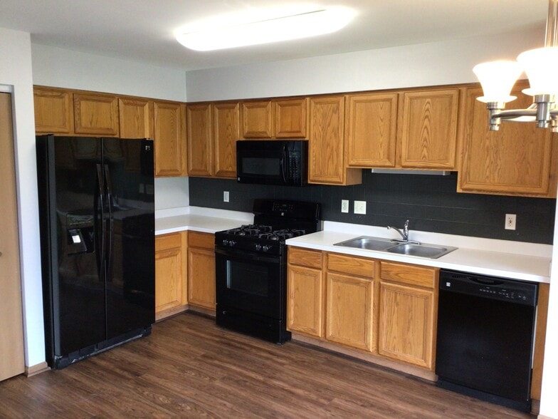 Building Photo - 13843 S Petersburg Dr