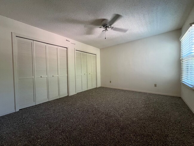 Building Photo - Beautiful 3 bed 2.5 bath townhome