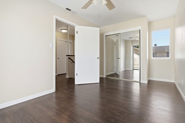 Building Photo - Great 3 Bedroom Townhome with Garage!