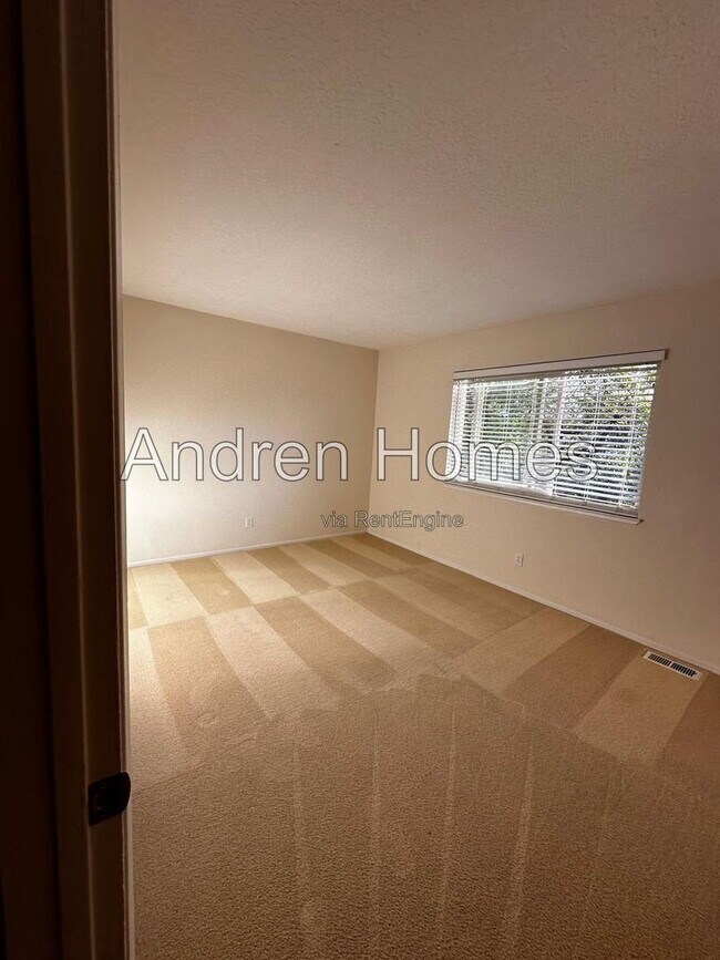 Building Photo - 1540 42nd Ave