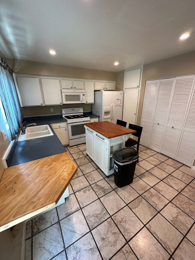 Building Photo - 917 W State St